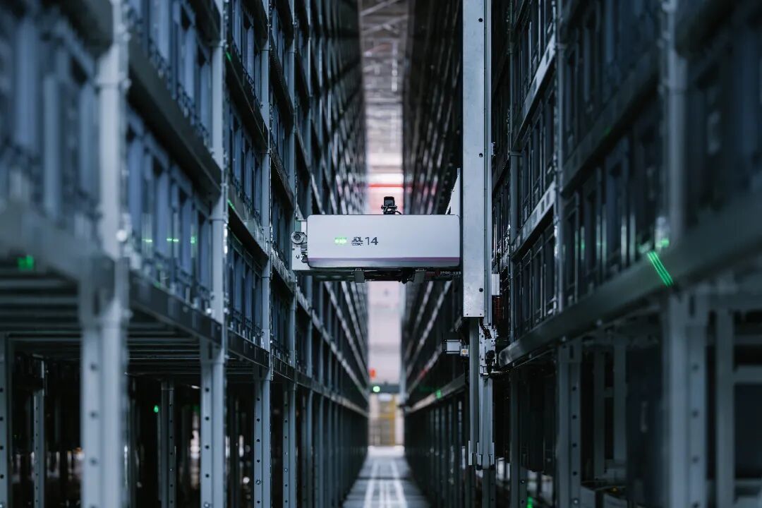 京东物流联合智元发布精灵G2 Max，人形机器人首次进入真实仓储生产场景