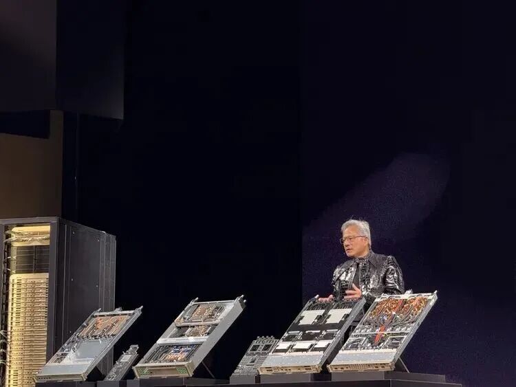 黄仁勋又夸了DeepSeek，新一代“算力巨兽”正在量产，性能暴增5倍