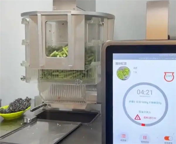 社区食堂引入2台6万元的炒菜机器人 油盐配比精准到克