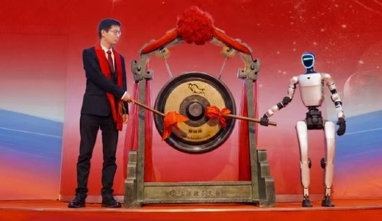 王兴兴观赛机器人运动会 观众都走了仍在看台观赛 松弛欣赏难得笑了几次