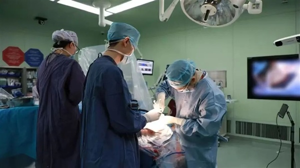  清华团队研发！全球首款脑机接口完成首例人体植入：马斯克输给中国80后