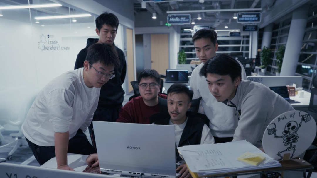 PackingStar团队的科研青年们，从左至右依次为：刘明灏、李鹏宇、马成栋、陶兆巍、陈浩钧、毛子皓