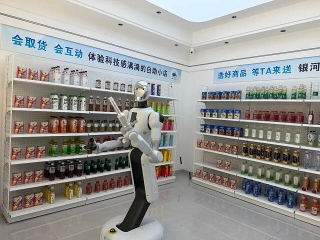 人形机器人“上岗”武汉一零售商店。图/九派新闻 蔡晓萱