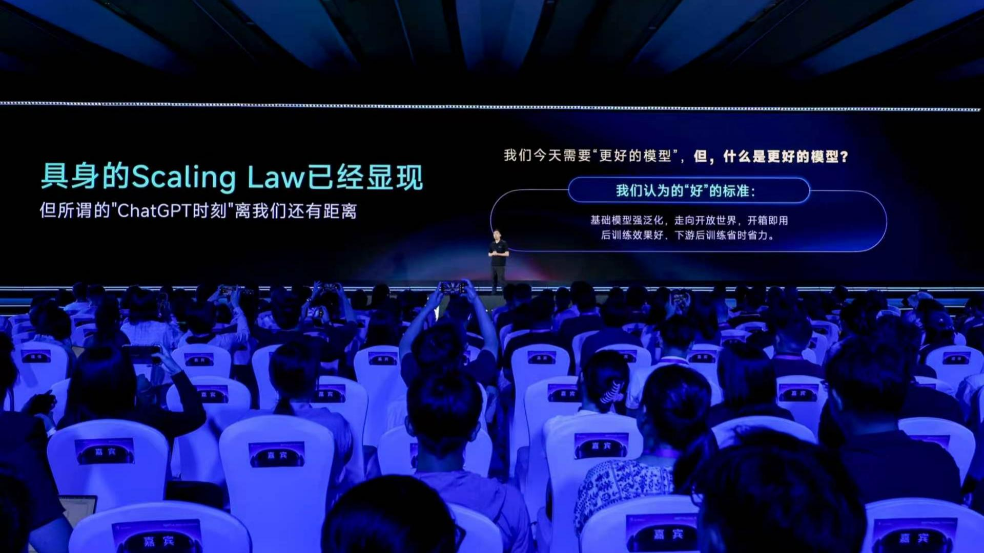 原力灵机发布DM0.5通用具身模型：4B参数，基于15万小时数据深度训练