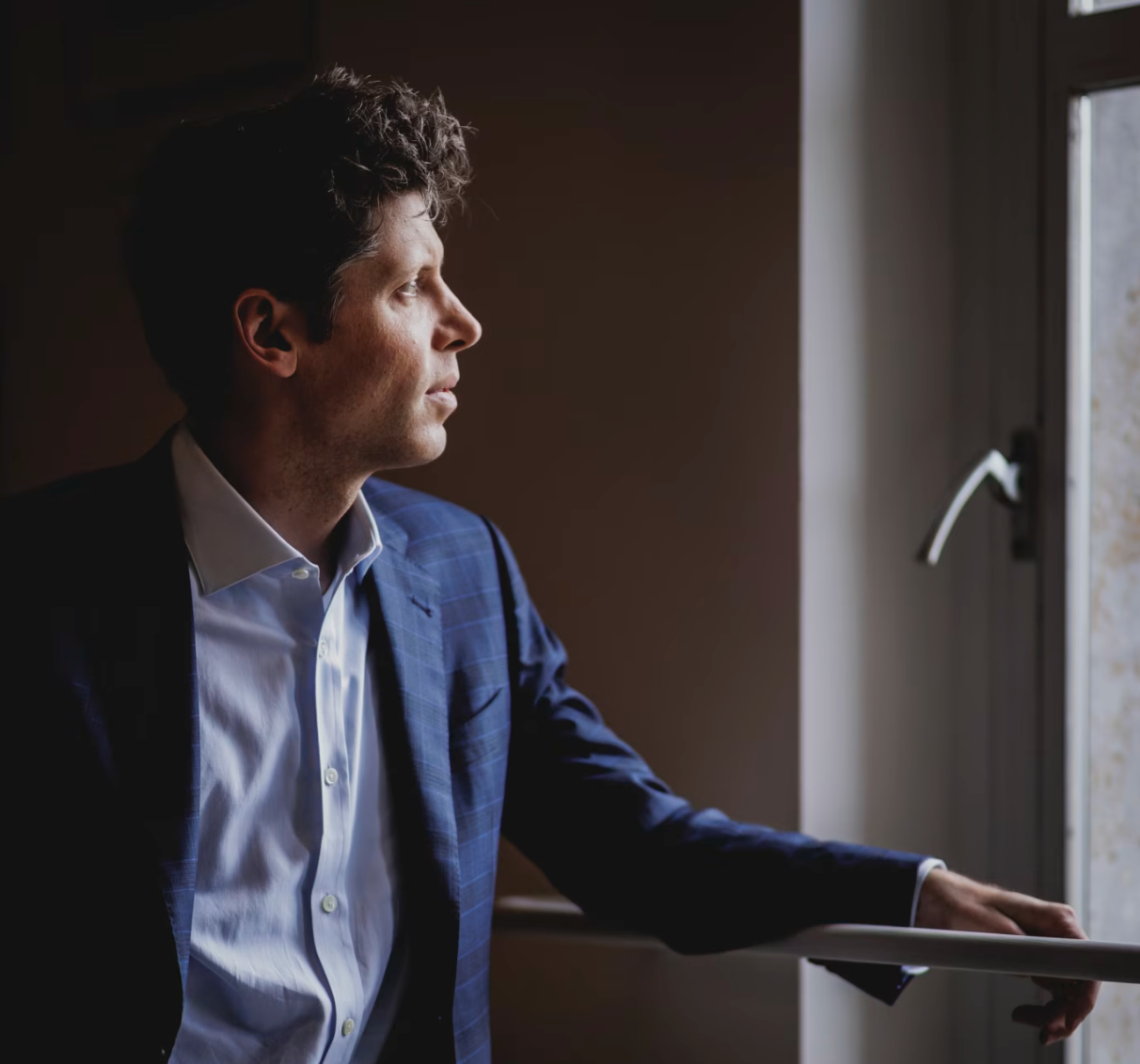 “红色警报”下的OpenAI：奥特曼平息派系之争将推两大模型 剑指苹果