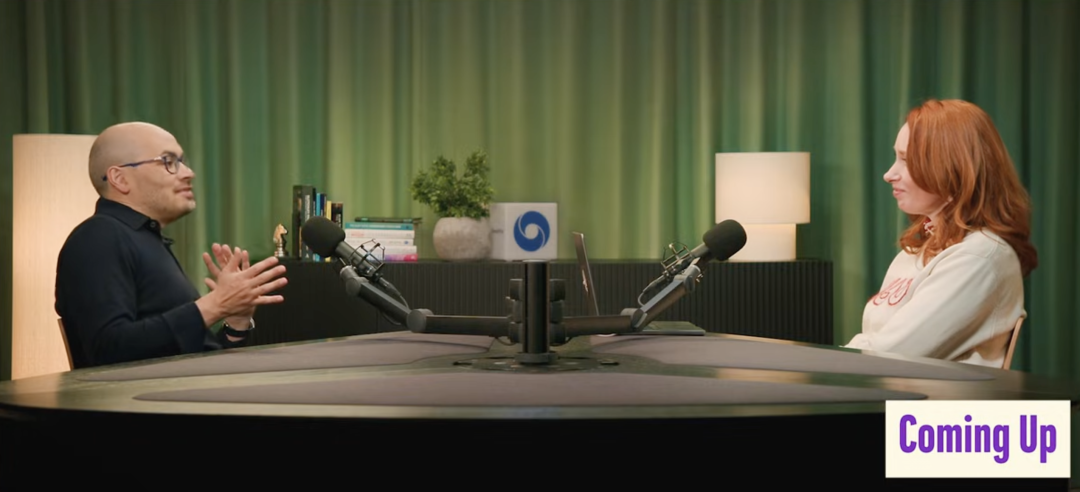 DeepMind CEO Demis Hassabis（左）与数学家Hannah Fry（右）在播客中