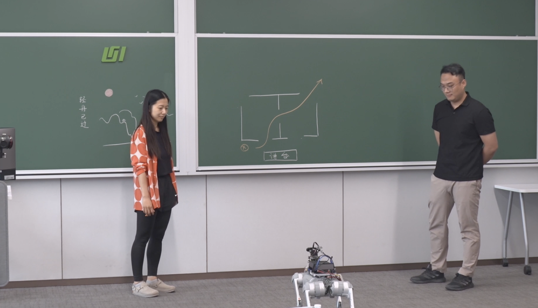 机器狗指挥人类用天平称重！清华现场演示：无脚本，任务随机，观众即兴出题