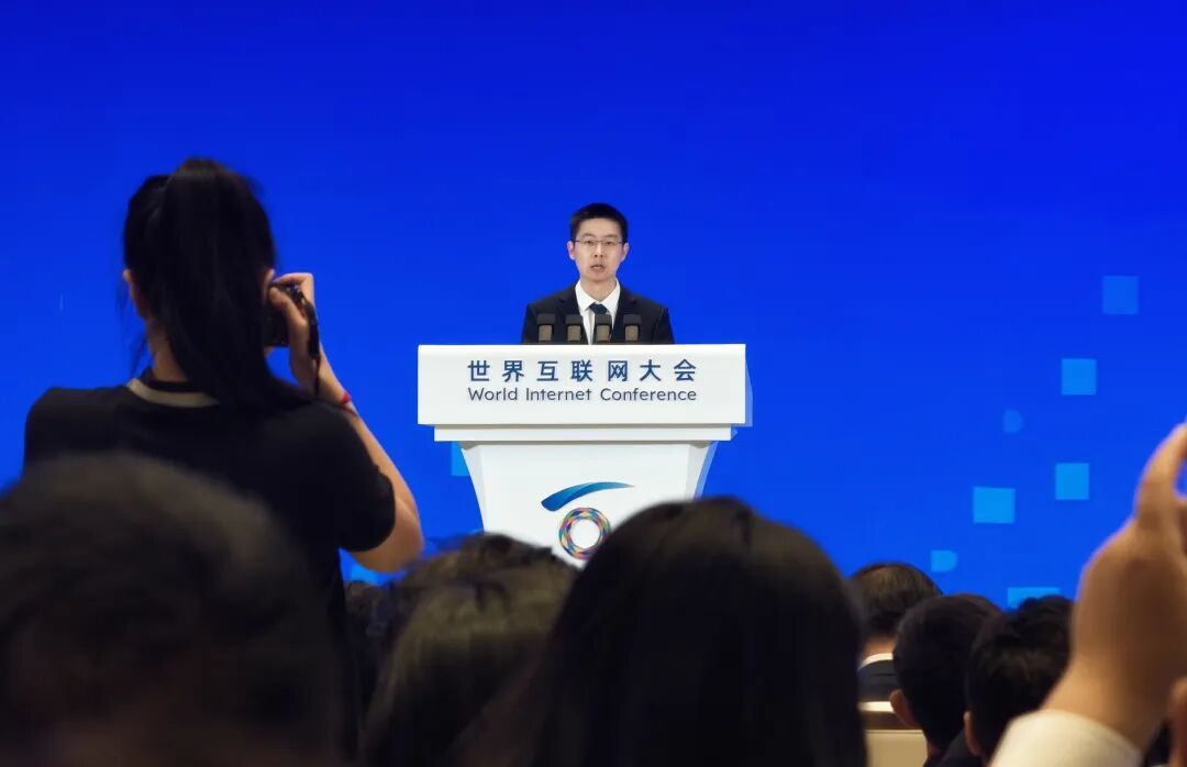 王兴兴在开幕式上发表演讲。