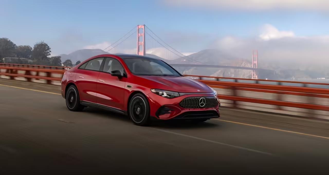 黄仁勋宣布首次为奔驰CLA引入英伟达AI端到端驾驶辅助软件DRIVE AV，新车预计年底前上市