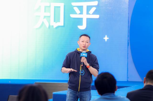 知乎CEO周源：AI每分钟都在创造奇观，但AI时代仍然需要新知