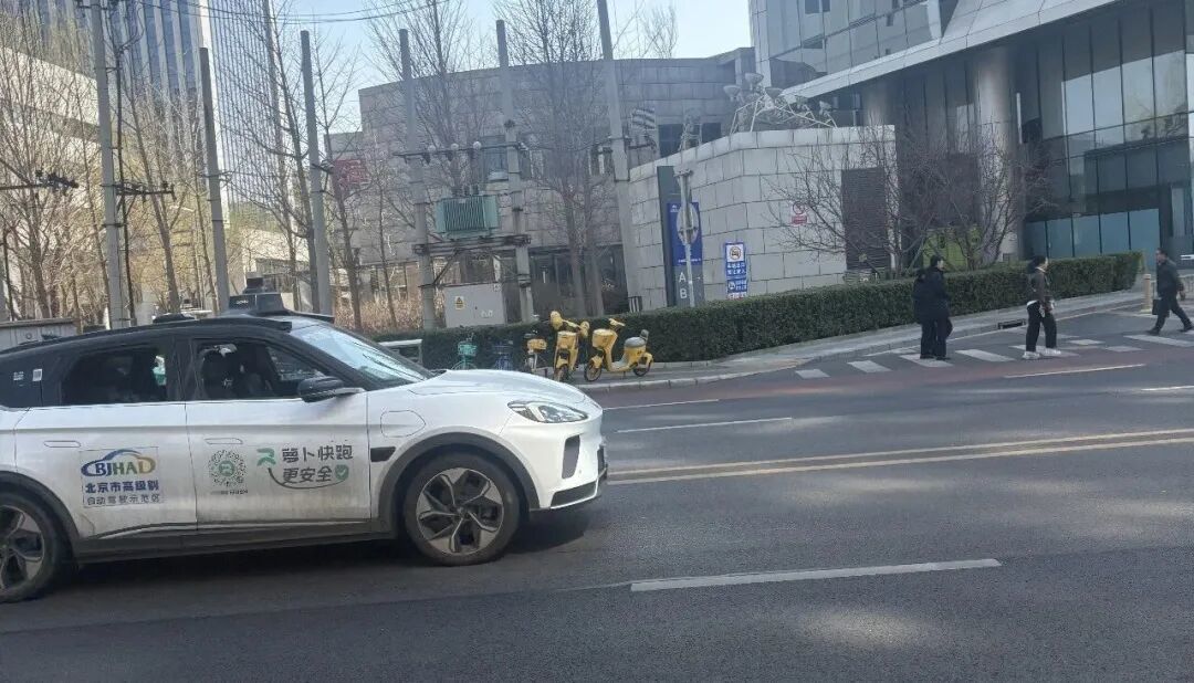 ▲ 亦庄街头的无人驾驶出租车。图 / 作者供图