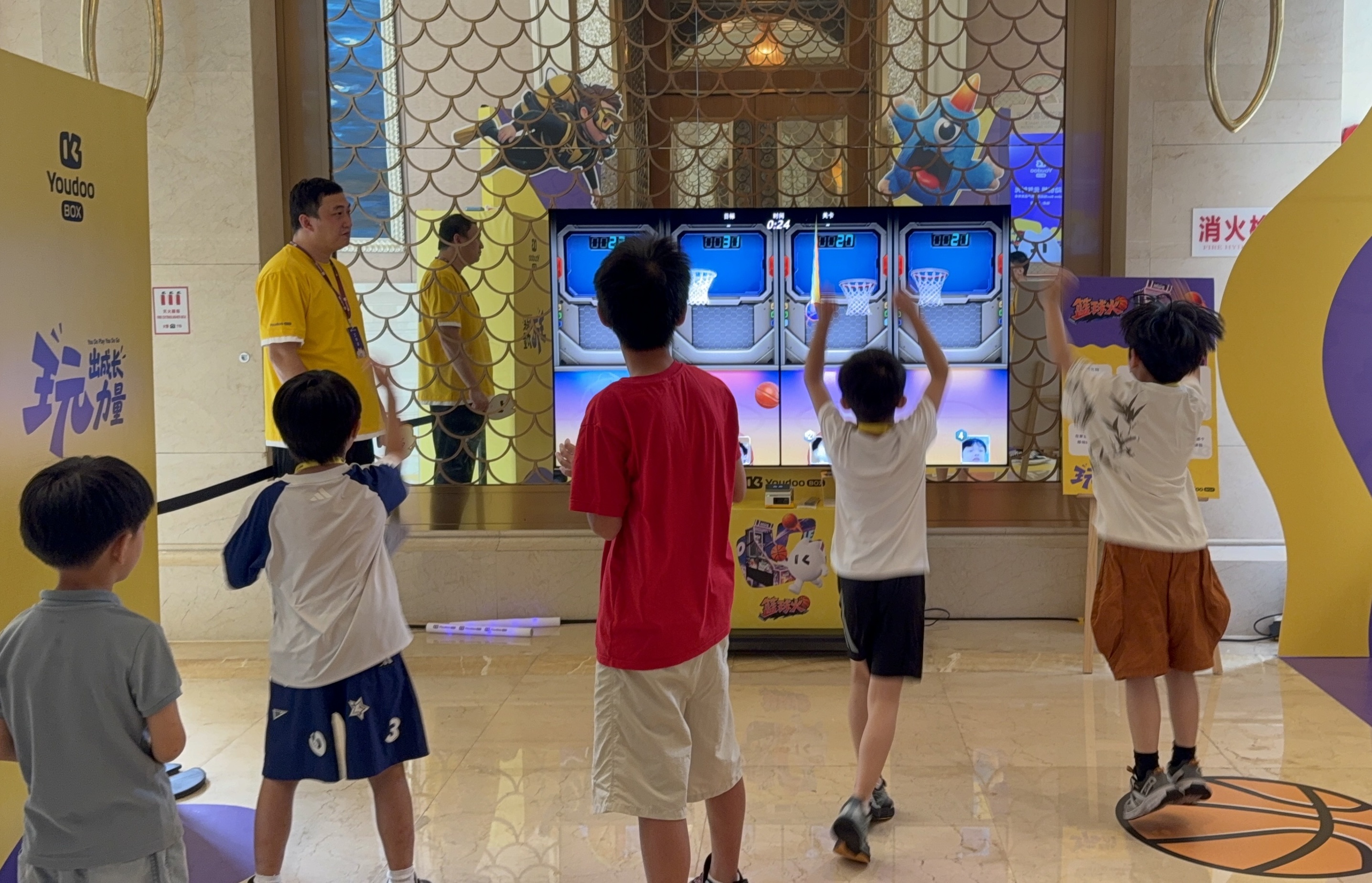 发布会现场孩子们在体验Youdoo Box中的游戏