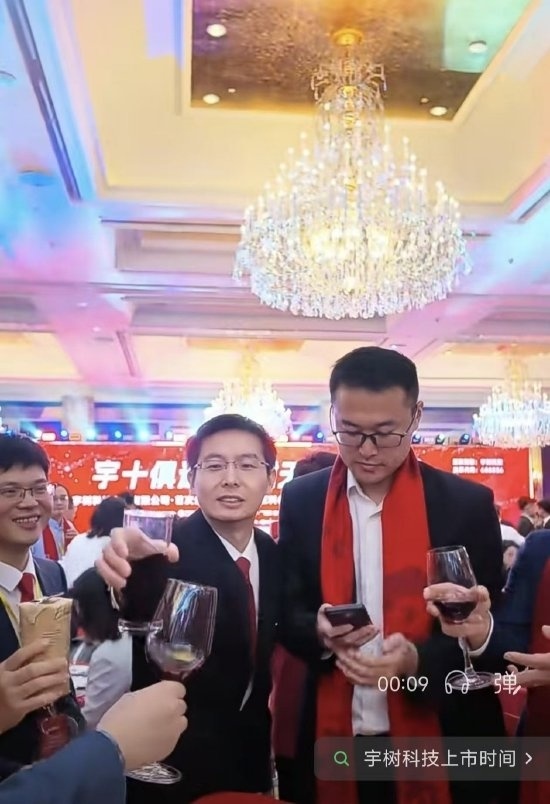 王兴兴观赛机器人运动会 观众都走了仍在看台观赛 松弛欣赏难得笑了几次