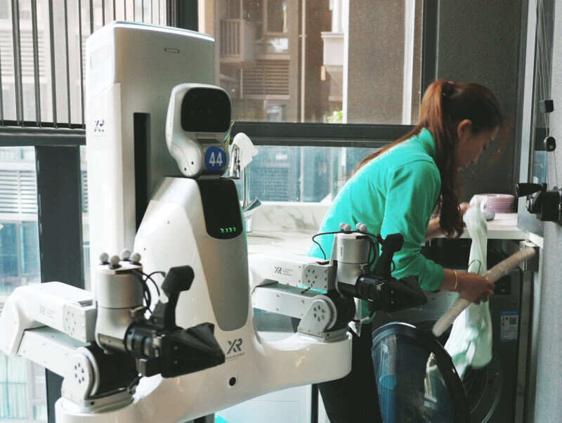 （自变量机器人与58到家保洁员协同作业）